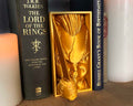 Chucky book nook with knife Child’s Play inspired 3D printed horror shelf insert featuring killer doll Creepy book nook with Chucky holding knife Handmade slasher book nook gift for Child’s Play fans Horror décor book nook insert of Chucky with grin