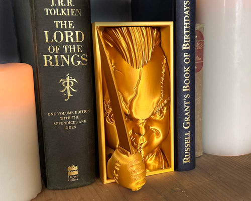 Chucky book nook with knife Child’s Play inspired 3D printed horror shelf insert featuring killer doll Creepy book nook with Chucky holding knife Handmade slasher book nook gift for Child’s Play fans Horror décor book nook insert of Chucky with grin