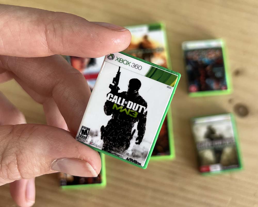 Miniature Xbox 360 game case keyring with classic cover art – retro gaming collectable gift for gamers, handmade in the UK.
