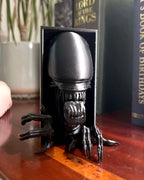 Xenomorph book nook Alien inspired shelf insert 3D printed alien monster bookshelf décor with elongated skull Sci-fi horror book nook gift featuring Xenomorph design Alien-inspired book nook insert with sharp teeth and detail Creepy space horror shelf décor Xenomorph figure