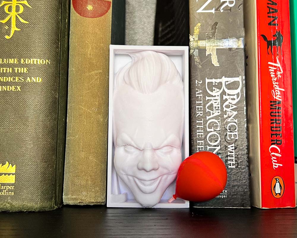 Pennywise book nook with red balloon IT inspired 3D printed horror shelf insert featuring Pennywise clown IT book nook gift for Stephen King and horror fans Creepy clown book nook décor with red balloon detail Gothic bookshelf insert Pennywise figure for collectors